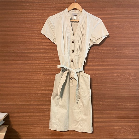 H&M Dresses & Skirts - H&M button up dress. Excellent condition. Size EU 38 / US 8. Cotton blend.